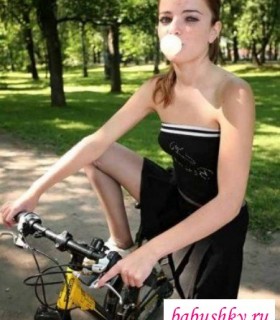 Молодая девушка на велосипеде