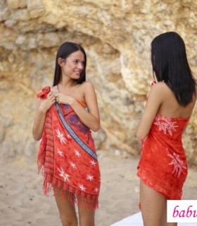 Две девушки  загорают на диком пляже
