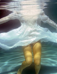 Голая девочка под водой
