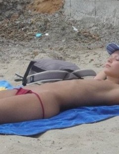 Обнаженные тела нудистов на пляже