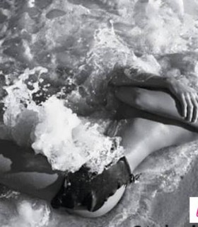 Адриана Лима фотографируются голой на пляже (15 фото эротики)