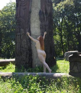 Голая дивчина с пирсингом в сосках гуляет в парке (15 фото эротики)