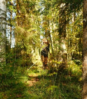 Сучка без трусов гуляет в лесу  (16 фото эротики)