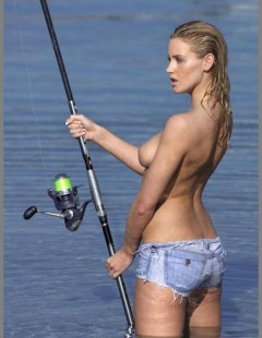 Грудастая женщина знает как ловить рыбу