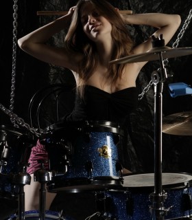 Голая и талантливая девушка за барабанами